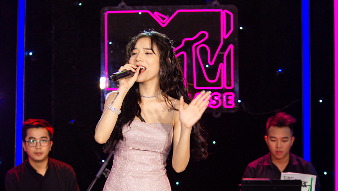 Lyly hóa nàng công chúa, hát live cực ngọt tại MTV Showcase