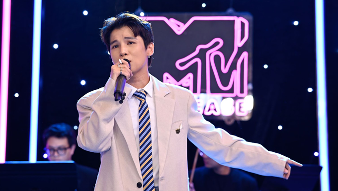 Phạm Đình Thái Ngân bất ngờ hát live ca khúc mới ngay tại sân khấu MTV Showcase